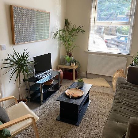 35 Mins To Central London. 3 Bedrooms. 2 Bathrooms With Garden Exterior foto