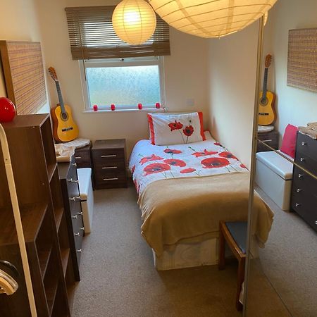 35 Mins To Central London. 3 Bedrooms. 2 Bathrooms With Garden Exterior foto